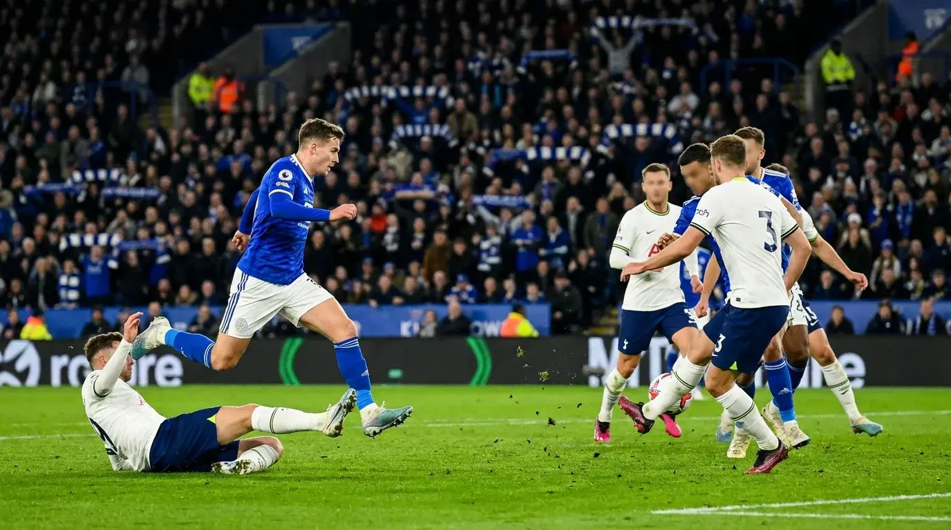 Giocatori della nazionale italiana in maglia azzurra durante una partita di qualificazione al Mondiale 2026
