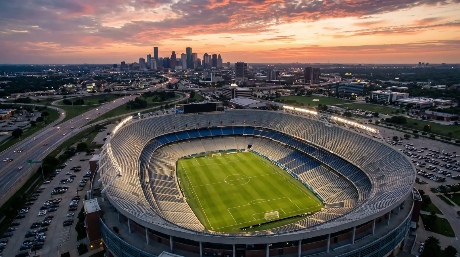 Stadio di calcio americano con campo verde e struttura moderna visto dall'alto durante il tramonto